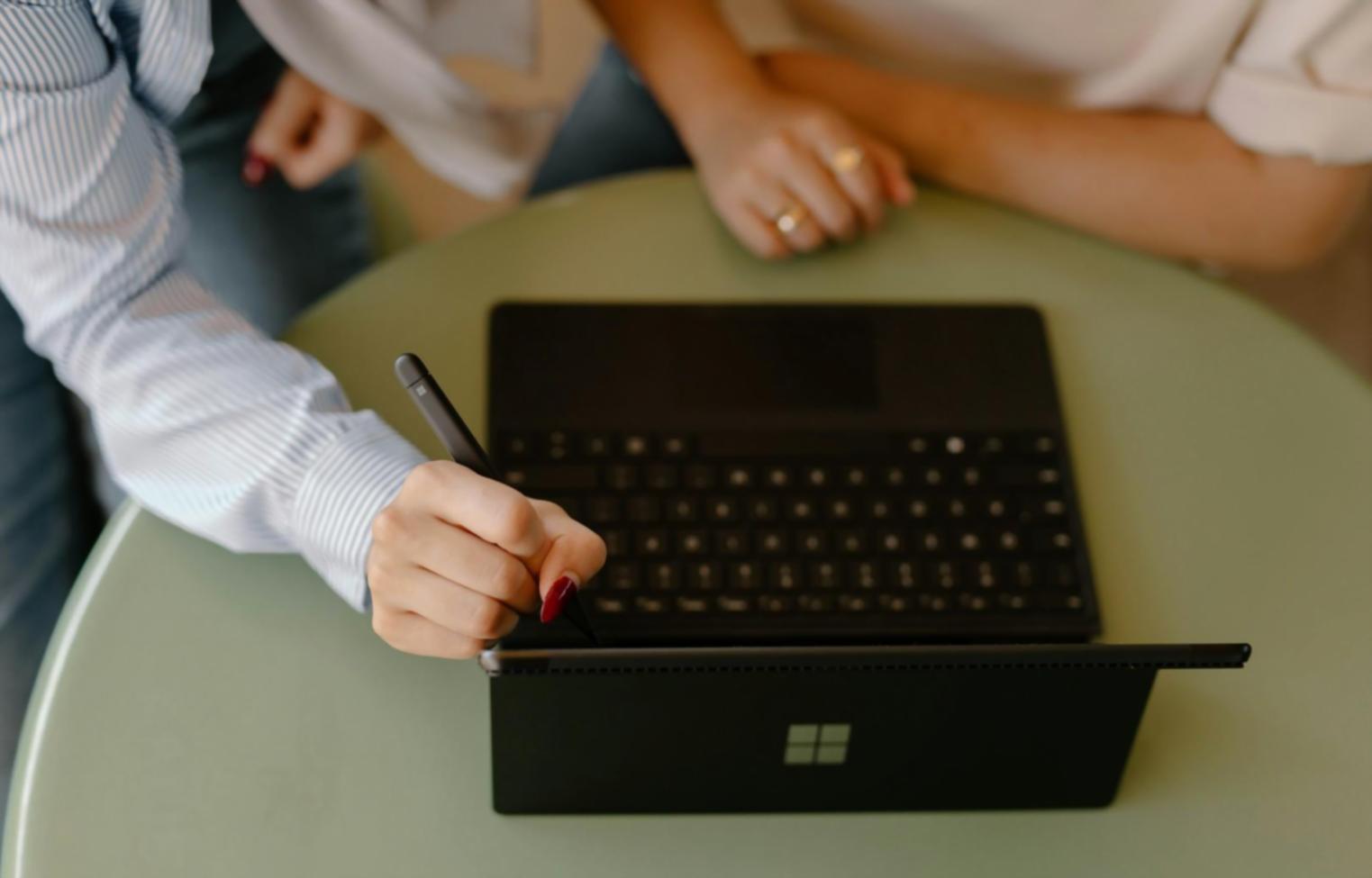 Moderne Geschäftsbesprechung mit Fokus auf Finanzplanung